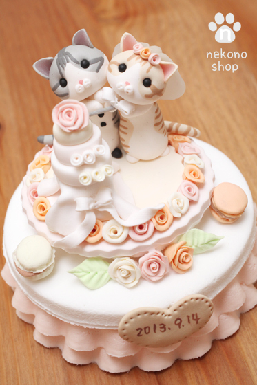 ウェディングケーキに入刀するハチワレ猫のケーキトッパー
